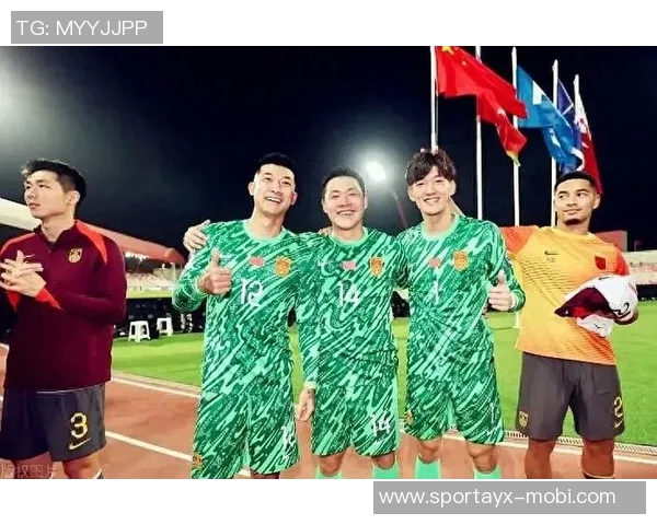 刘殿座与王大雷亲密见面，两位球员的孩子们一起享受网球乐趣